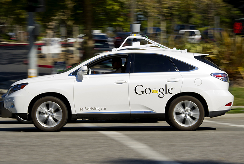 Một ôtô tự lái của hãng Google đang trong quá trình chạy thử nghiệm.  