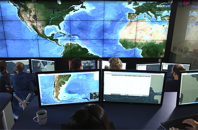 Trung tâm điều khiển tại Oxfordshire sử dụng vệ tinh Catapult theo dõi tàu trên toàn thế giới nhằm dò tìm các hành vi bất hợp pháp.