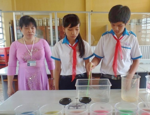 Cô Lư Thị Huệ đang hướng dẫn các em học sinh làm thí nghiệm
