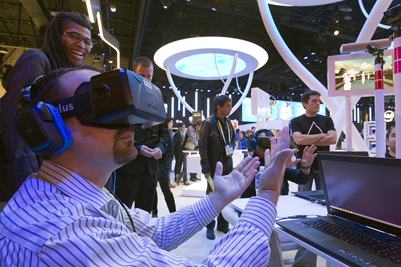 Oculus Rift được ra mắt tại Triển lãm điện tử tiêu dùng (CES) 2015 ở Las Vegas (Mỹ). Ảnh. Cbsnews.com