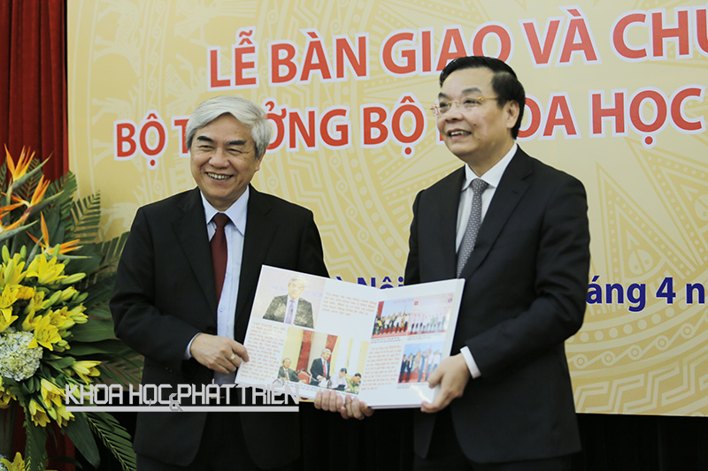 Bộ trưởng Chu Ngọc Anh tặng nguyên Bộ trưởng Nguyễn Quân (trái) cuốn album ghi lại các hình ảnh cũng như những phát ngôn ấn tượng của Bộ trưởng Nguyễn Quân trong nhiệm kỳ 2011-2016 tại lễ bàn giao công tác bộ trưởng ngày 14/4. 