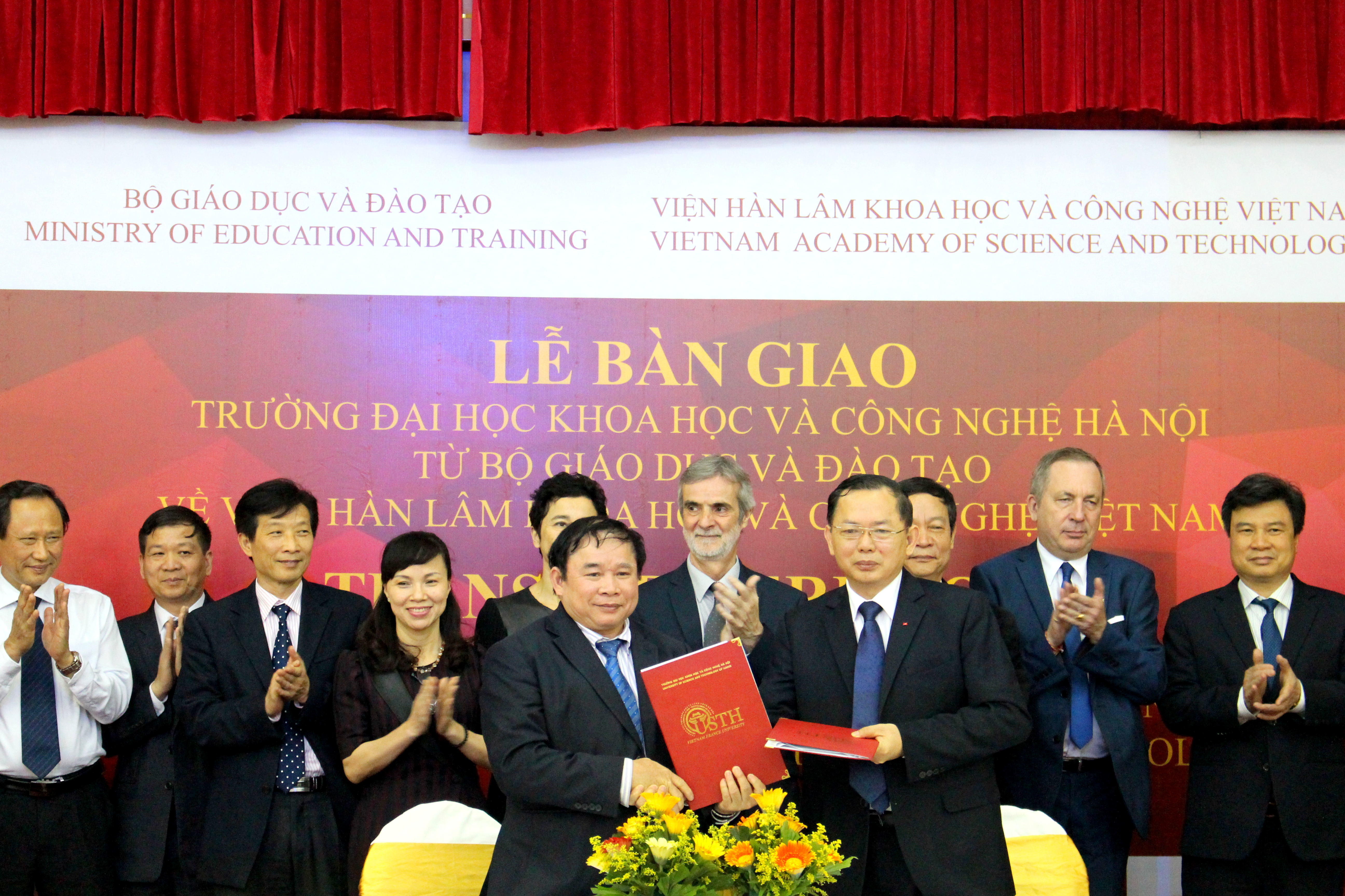 Trường Lễ ký kết bàn giao chủ quản của trường Đại học Khoa học và Công nghệ Hà Nội.