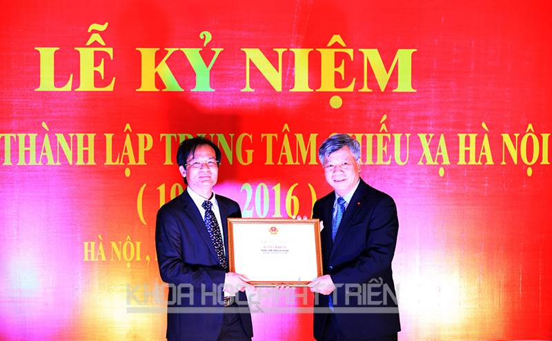 Thứ trưởng Bộ Khoa học và Công nghệ (bên trái) trao bằng khen cho Trung tâm Chiếu xạ Hà Nội. Ảnh: Anh Tuấn.