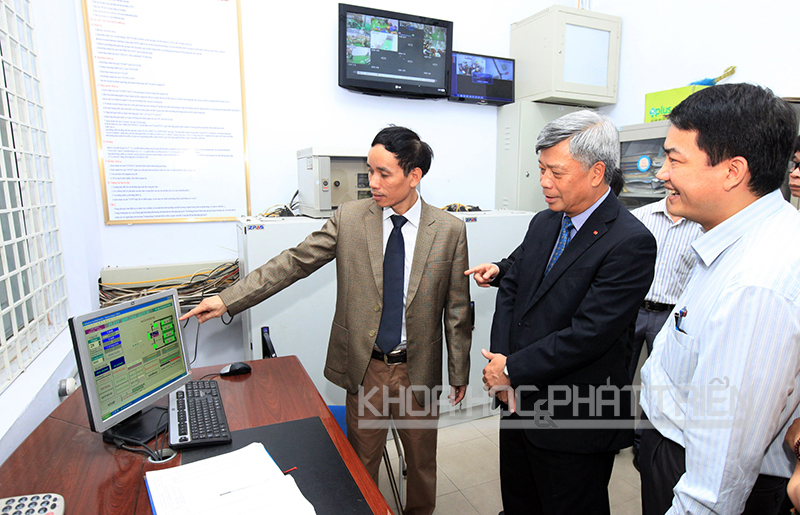 Các đại biểu thăm quan Trung tâm chiếu xạ Hà Nội. Ảnh: Anh Tuấn.