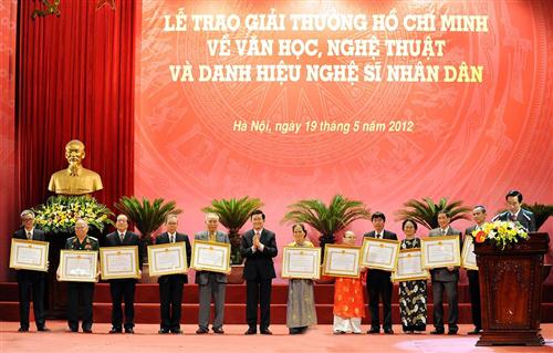 Chủ tịch nước Trương Tấn Sang trao giải thưởng Hồ Chí Minh về văn học nghệ thuật cho 12 tác giả, đại diện gia đình tác giả, ngày 19/5/2012. Ảnh: TTXVN