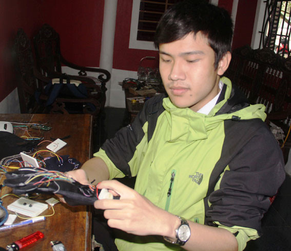 Găng tay hỗ trợ di chuyển dùng cảm biến sóng âm cho người khiếm thị” do Lê Ngô Duy Phong