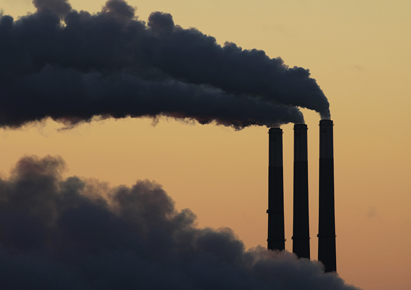 Một nhà máy điện chạy than của Mỹ đang xả khí thải ra môi trường. Ảnh: Washingtonpost