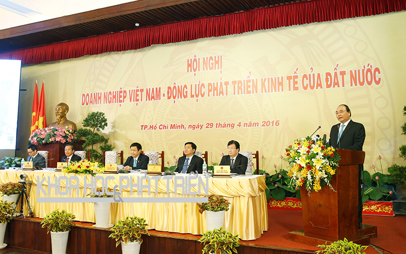 Thủ tướng Chính phủ Nguyễn Xuân Phúc phát biểu tại cuộc họp với doanh nghiệp sáng 29/4.