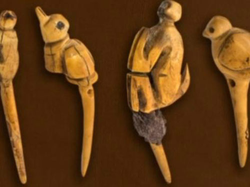 4 khúc xương được khắc họa tiết chim và khỉ(Ảnh Reuters)