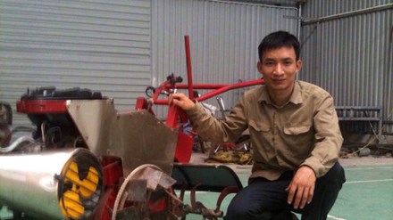 Anh Tạ Đình Huy bên cạnh chiếc máy nông nghiệp đa năng của mình.