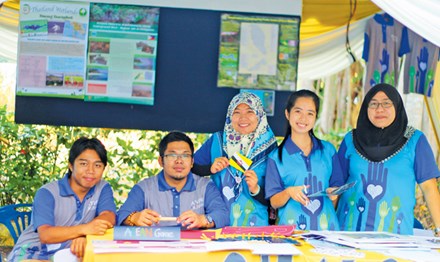 Tường Vy (thứ 2 từ phải sang) cùng các bạn trẻ quốc tế tham gia chương trình tình nguyện viên trẻ vì môi trường ASEAN (2013) tại Malaysia.