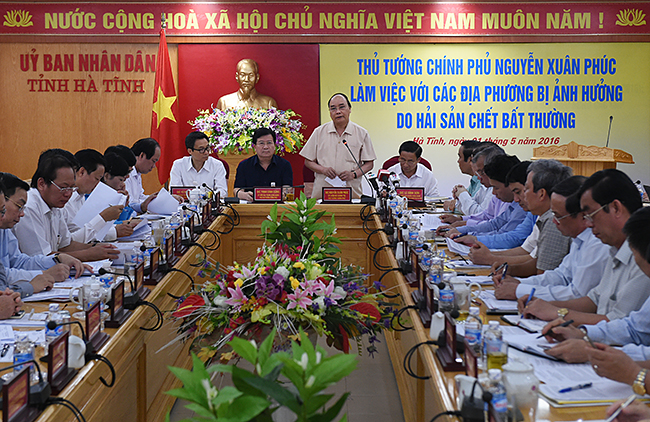 Thủ tướng Chính phủ Nguyễn Xuân Phúc làm việc với các địa phương bị ảnh hưởng do hiện tượng hải sản chết bất thường. Ảnh:VGP.