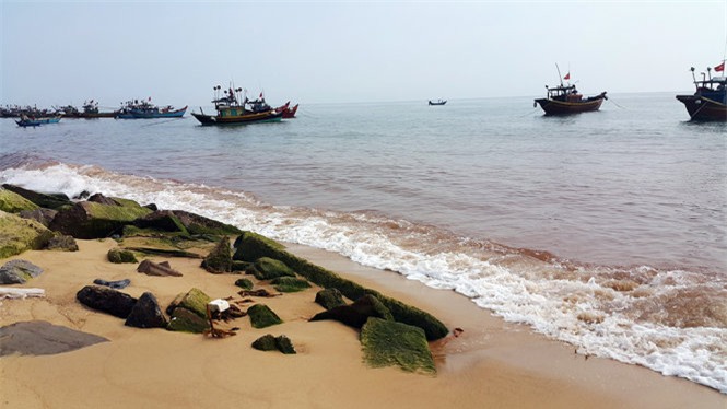 Vệt nước đỏ đục dài 1,5km xuất hiện ở bãi biển xã Nhân Trạch sáng 4-5 - Ảnh: M.P