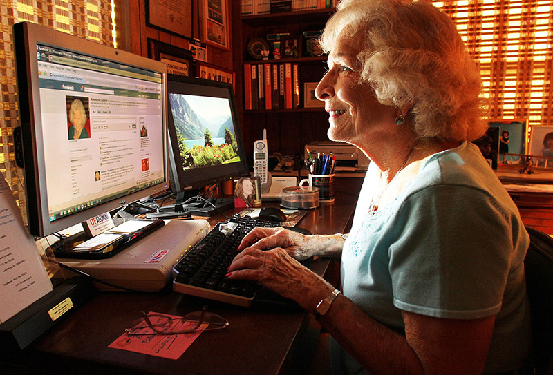 Một bà cụ người Mỹ đang lướt Facebook. Ảnh: Dailytitan