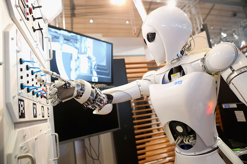 Robot AILA đang chuẩn bị ấn nút mà nó nhận diện được trong triển lãm tại Trung tâm nghiên cứu trí tuệ nhân tạo tại Đức, ngày 5/3/2015. Ảnh: INT