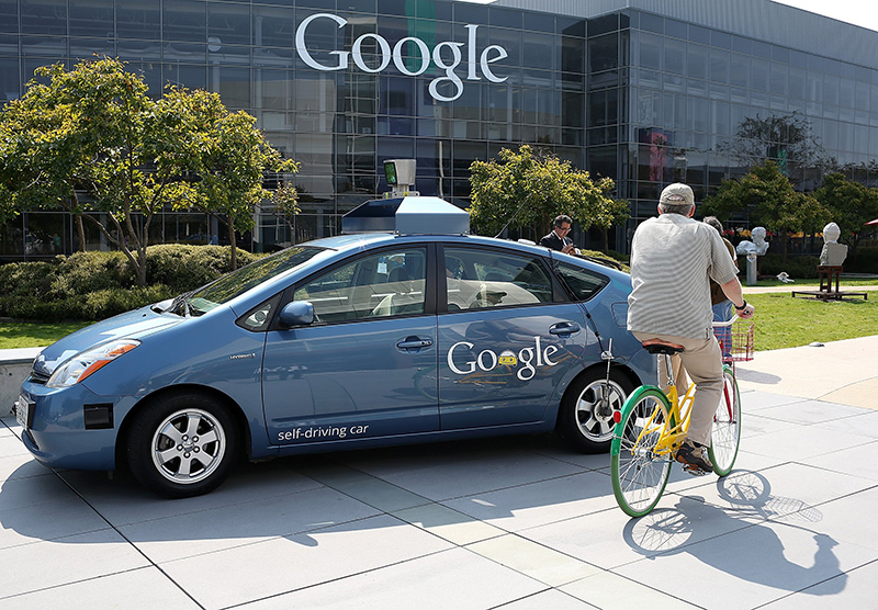 Một chiếc xe tự hành của hãng Google đang chạy thử nghiệm trên đường phố Mỹ. Ảnh: Technicollit