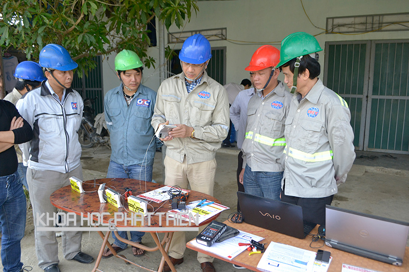 TS Trần Quang Vinh (giữa) cùng các cộng sự lắp đặt thử nghiệm thiết bị QL&GS nguồn phóng xạ di động tại Khu công nghiệp Formosa Hà Tĩnh ngày 18/3/2016. Ảnh: N. Hưng