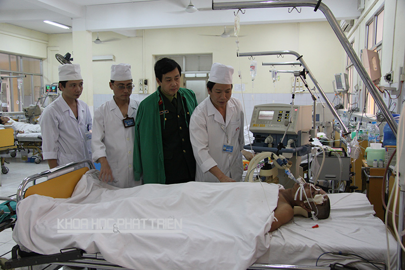 Bác sỹ Hoàng Mạnh An (ngoài cùng bên phải)  thăm hỏi bệnh nhân sau ca ghép tim tháng 6/2010. Ảnh: NVCC