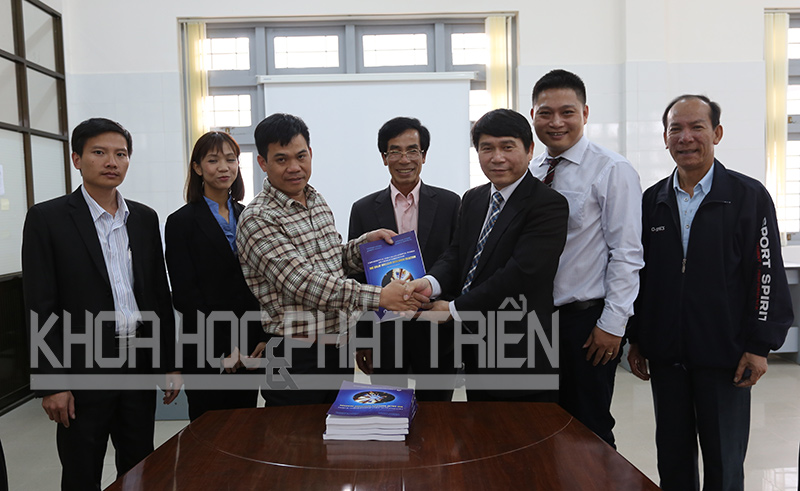 Lãnh đạo Cục Năng lượng nguyên tử Việt Nam tặng sách tại Đại học Đà Lạt. Cuốn sách là tập hợp những tư liệu quý được tập hợp để các đơn vị nghiên cứu tham khảo. Ảnh: MH.