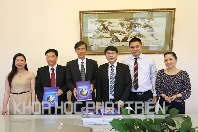 TS Hoàng Anh Tuấn, Cục trưởng Cục NLNT trao tặng sách tại Viện nghiên cứu hạt nhân Đà Lạt. Ảnh: MH.