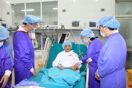 Thượng tướng Tô Lâm, Bộ trưởng Bộ Công an và Bộ trưởng Nguyễn Thị Kim Tiến thăm bệnh nhân được ghép gan. Ảnh: VGP/Thúy Hà
