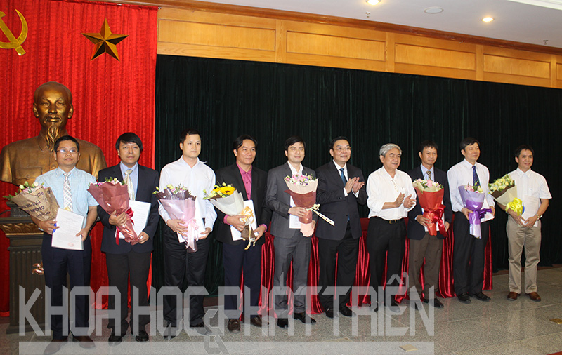 Bộ trưởng Bộ KH&Cn Chu Ngọc Anh và nguyên Bộ trưởng Nguyễn Quân trao quyết định và tặng hoa các nhân sự sáng 9/5. Ảnh: Ánh Tuyết.