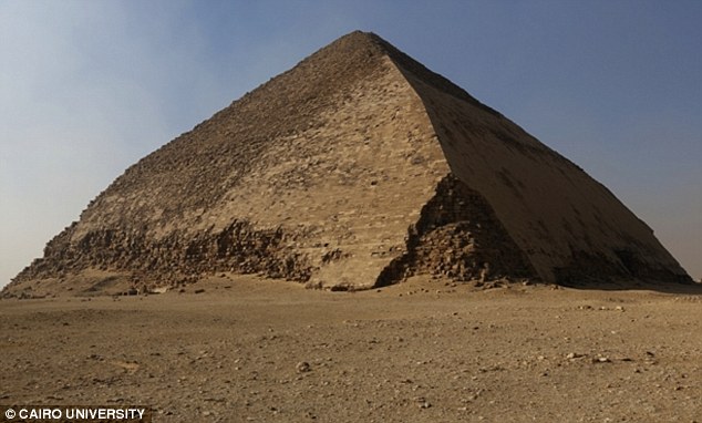 Kim tự tháp Bent 4.600 năm tuổi, nằm cách thủ đô Cairo hơn 40km (25 dặm) về phía nam