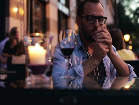 Đàn ông hút thuốc và uống rượu thường thu hút những phụ nữ tìm kiếm những mối tình chớp nhoáng - Ảnh minh họa: Shutterstock
