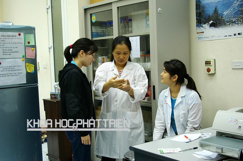 PGS-TS Võ Thị Thương Lan (giữa) đang hướng dẫn sinh viên làm thí nghiệm. Ảnh: NVCC