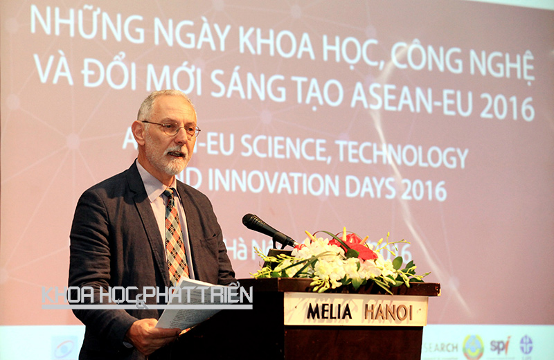 Tiến sỹ Konstantinos Glinos phát biểu tại ASEAN-EU STI Days 2016 chiều 10/5.Ảnh: AT