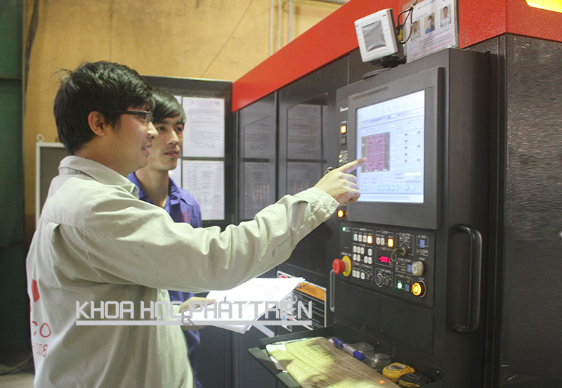 Công nhân Tomeco giám sát quy trình sản xuất bằng phương thức quản lý 5S-Kaisen.