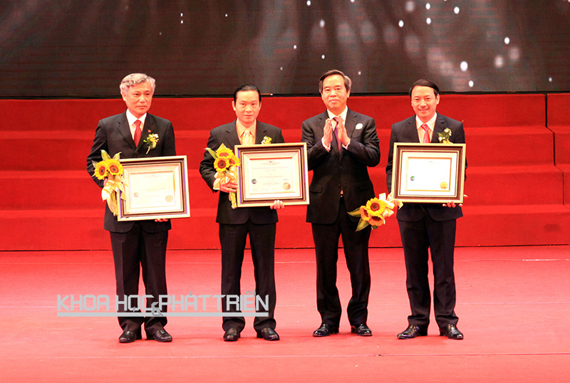 Đồng chí Nguyễn Văn Bình - Uỷ viên Bộ Chính trị, Trưởng ban Kinh tế Trung ương (thứ hai từ phải sang) trao Giải thưởng Chất lượng châu Á - Thái Bình Dương cho 3 doanh nghiệp. Ảnh: Anh Tuấn