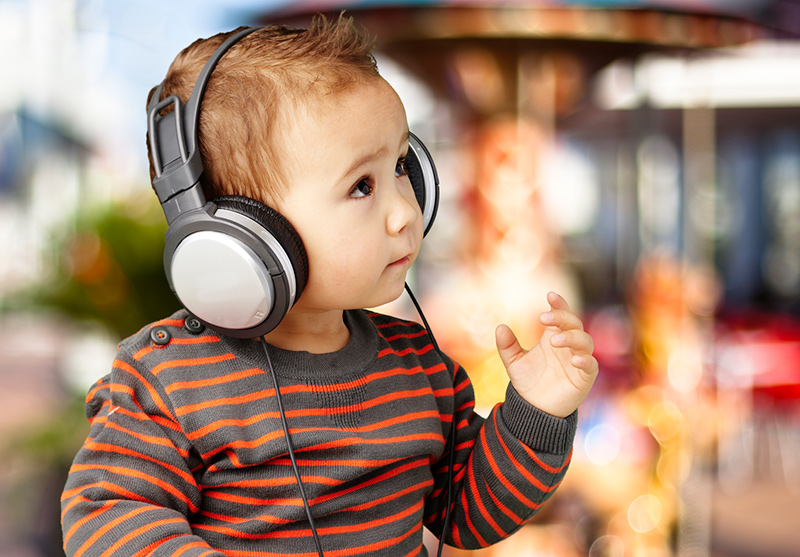 Âm nhạc có tác dụng lớn đối với trẻ sơ sinh, đặc biệt trong việc tăng kỹ năng ngôn ngữ. Ảnh: Woombie