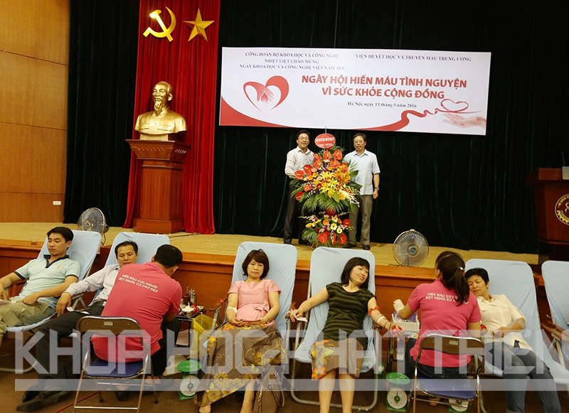 TS Ngô Mạnh Quân- Trưởng khoa vận động và tổ chức Hiến máu tặng hoa chúc mừng ngày KH&CN Việt Nam 18/5.