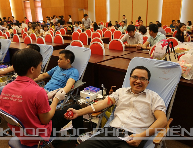Ai cũng tự nguyện và hạnh phúc vì được hiến máu cứu người bệnh.