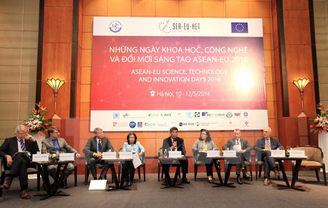 Bàn chủ tọa sự kiện Những ngày Khoa học, Công nghệ và Đổi mới sáng tạo ASEAN-EU 2016. (Ảnh: Anh Tuấn/TTXVN)