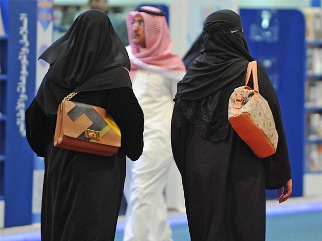 Phụ nữ Ả Rập có thể phải đi tù nếu xem trộm điện thoại của chồng - Ảnh 1.