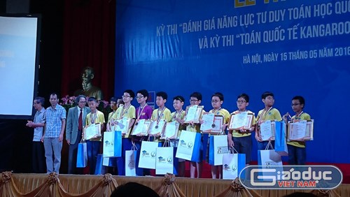 Các thí sinh nhận trong Lễ trao giải Kỳ thi đánh giá năng lực tư duy toán học.