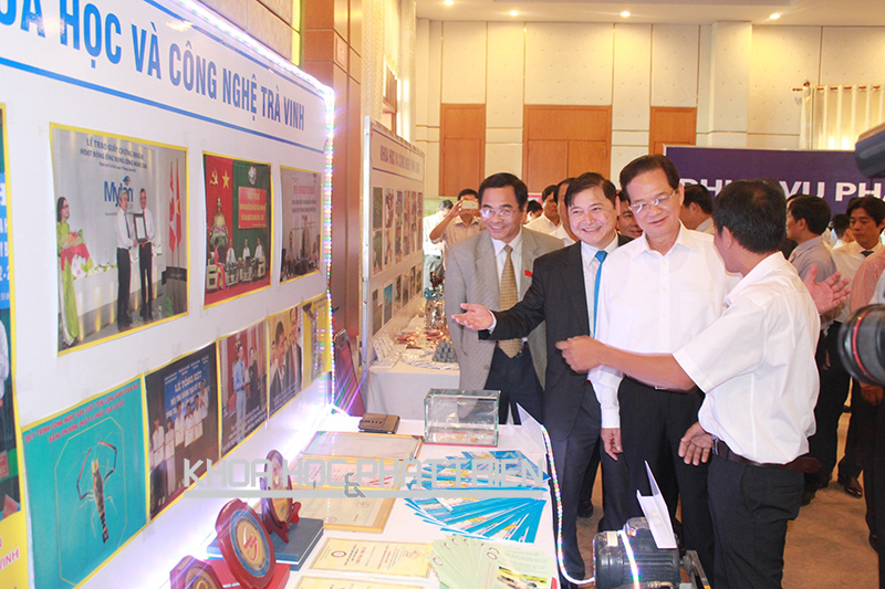 Thủ tướng Nguyễn Tấn Dũng và đoàn giám sát Ủy ban Thường vụ Quốc hội tham quan gian hàng trưng bày kết quả thành tựu KH&CN tỉnh Trà Vinh ngày 7/3/2016.