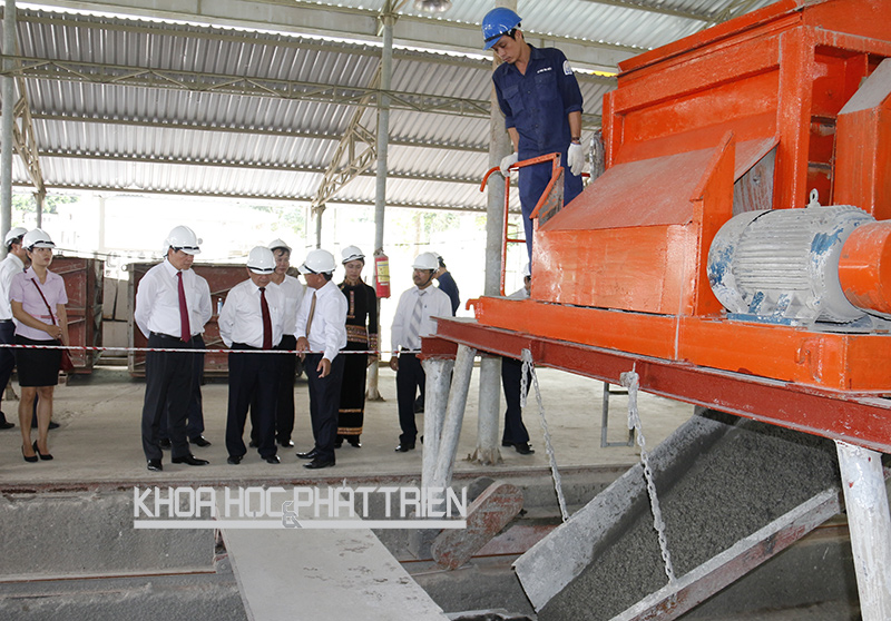 Bộ trưởng Bộ Khoa học và Công nghệ Nguyễn Quân thăm nhà máy của Busadco năm 2015. Ảnh: Thu Cúc