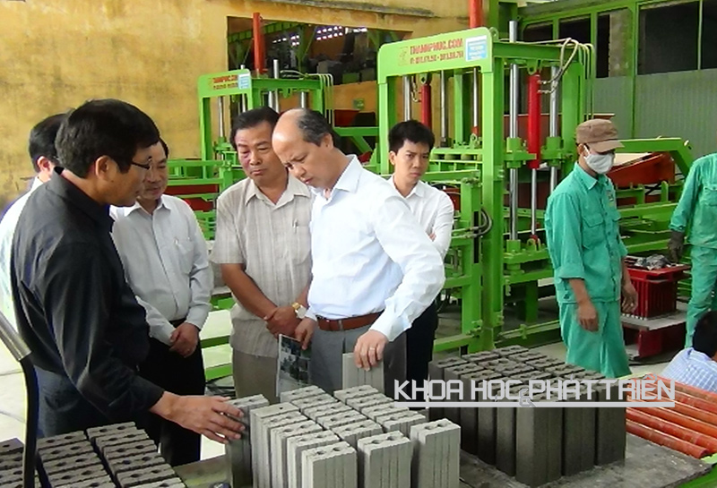 Công ty cổ phần cơ khí và vật liệu xây dựng Thanh Phúc - doanh nghiệp KH&CN đi đầu tại Hải Phòng về dây chuyền sản xuất gạch không nung và vật liệu xây dựng. Ảnh: Nguyễn Tiến
