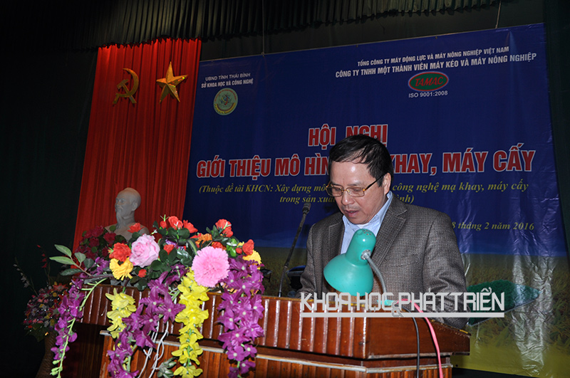  Ông Lê Tiến Ninh - Tỉnh ủy viên, Giám đốc Sở KH&CN - phát biểu tại hội nghị Giới thiệu mô hình mạ khay, máy cấy tại xã Độc Lập, huyện Hưng Hà. Ảnh: NV