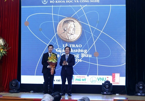PGS.TS Nguyễn Ngọc Minh trong lễ trao Giải thưởng Tạ Quang Bửu 2016
