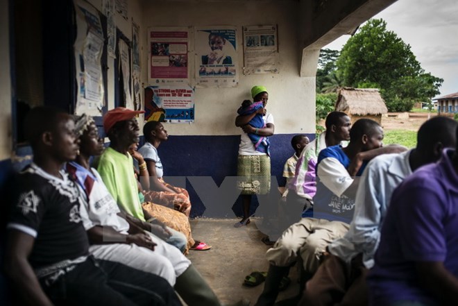 Người dân chờ khám bệnh tại một trung tâm y tế ở Mendicorma, Liberia, giáp giới Sierra Leone. (Nguồn: AFP/TTXVN)