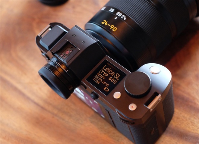 Máy mirrorless giá 300 triệu đồng của Leica