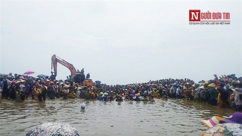 Hàng ngàn người dân xem giải cứu cá voi 15tấn mắc cạn ở biển Nghệ An - Ảnh 3