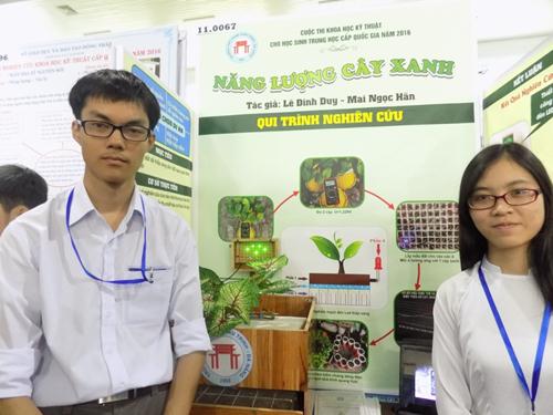Lê Đình Duy và Mai Ngọc Hân bên cạnh dự án của mình tại VISEF 2016.
