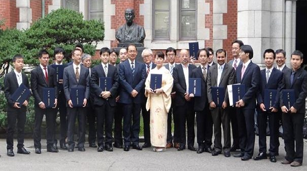 Lễ tốt nghiệp của khóa 1 trong chương trình đào tạo thạc sĩ công nghệ vũ trụ tại Đại học Keio, Nhật Bản (16/9/2015)