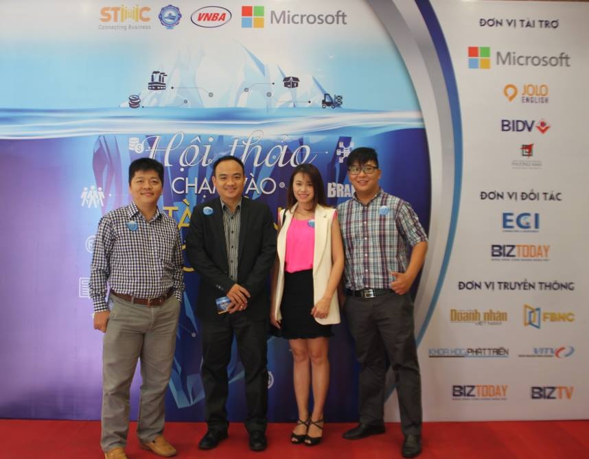 Ông Trương Văn Quang, đại diện Microsoft (ngoài cùng) cùng các doanh nhân tham gia hội thảo.