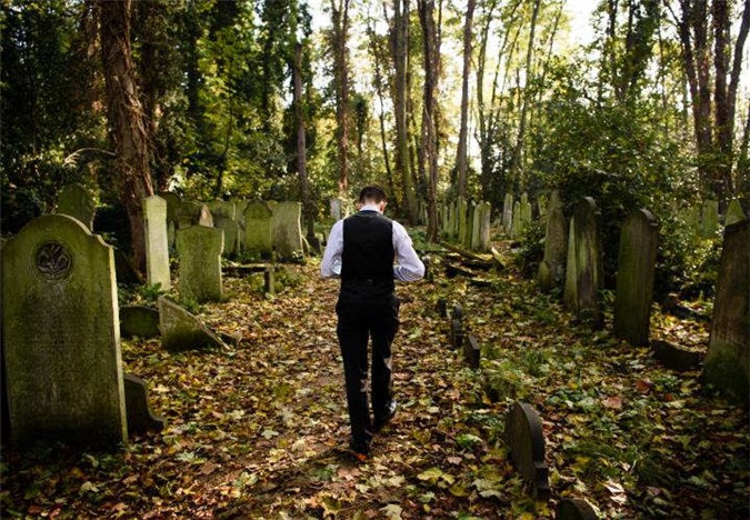 Graham mắc hội chứng xác chết biết đi trong 9 năm, thường xuyên đến nghĩa trang vì nghĩ nơi đó hợp với mình
